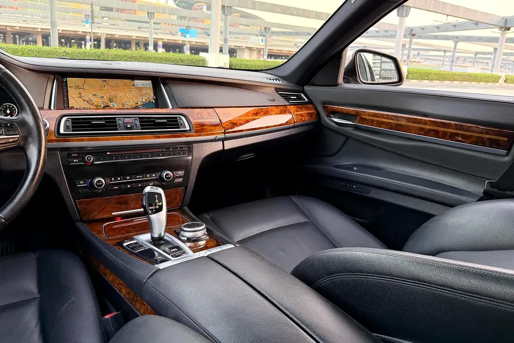 AGMC Service History / Low Mileage | BMW 740Li Luxury 2015 GCC Specifications ( Single Owner ) - Image 12