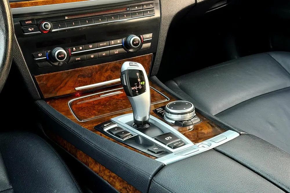 AGMC Service History / Low Mileage | BMW 740Li Luxury 2015 GCC Specifications ( Single Owner ) - Image 13