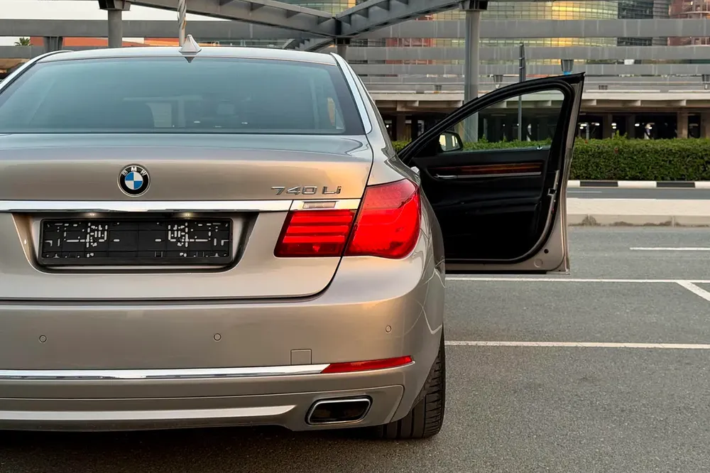 AGMC Service History / Low Mileage | BMW 740Li Luxury 2015 GCC Specifications ( Single Owner ) - Image 6