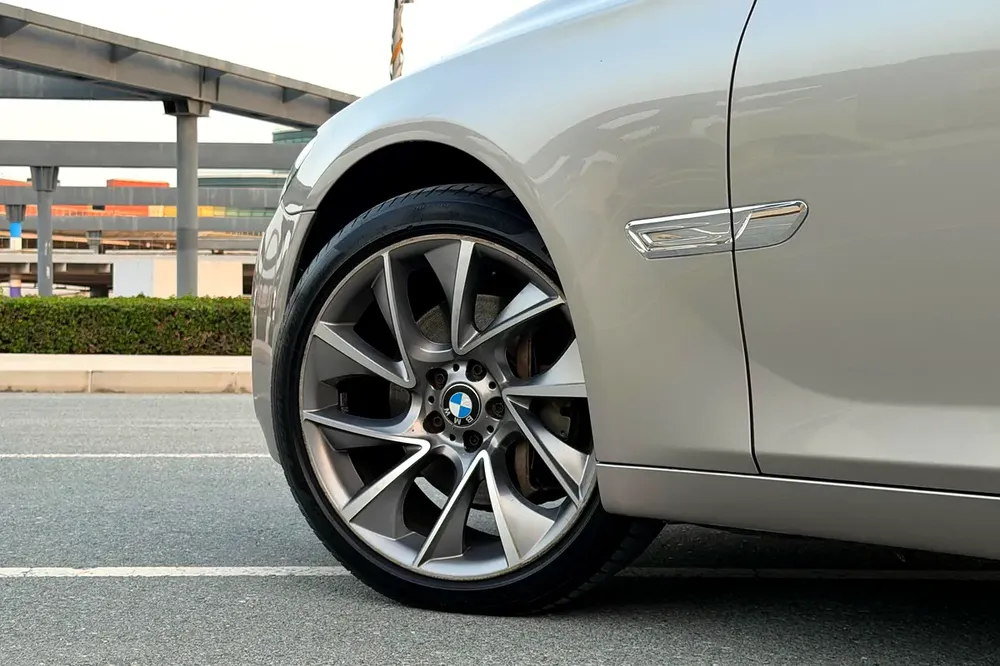 AGMC Service History / Low Mileage | BMW 740Li Luxury 2015 GCC Specifications ( Single Owner ) - Image 7