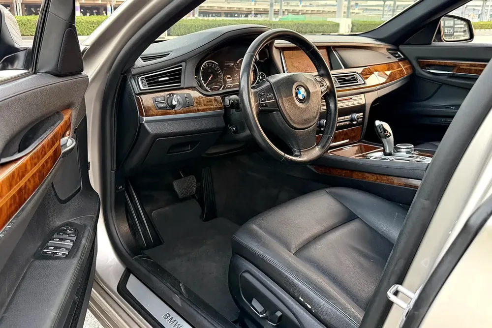 AGMC Service History / Low Mileage | BMW 740Li Luxury 2015 GCC Specifications ( Single Owner ) - Image 9