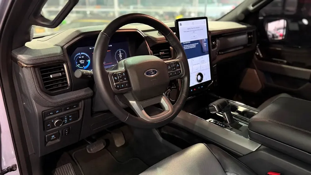 FORD F-150 LIGHTNING LARIAT ,EV, NO ACCIDENT, NO PAINT - Image 4