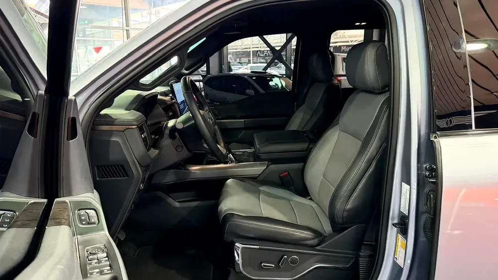 FORD F-150 LIGHTNING LARIAT ,EV, NO ACCIDENT, NO PAINT - Image 6