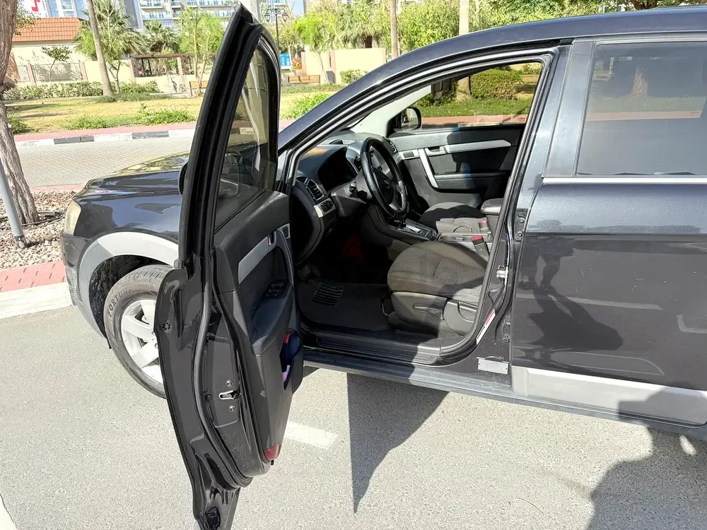 Chevrolet Captiva LT 2012 GCC Specs - Reliable 7-Seater Family SUV - Image 9