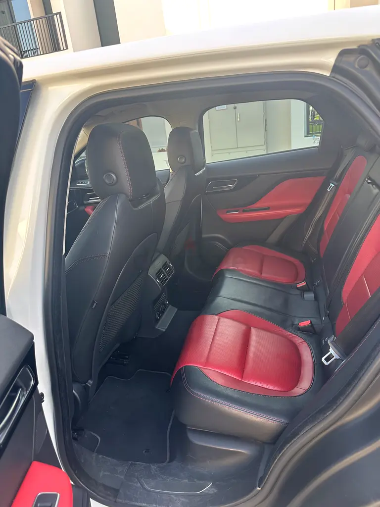 Jaguar F-Pace R-Sport 2019 | GCC Specs | Pristine Condition - Image 10