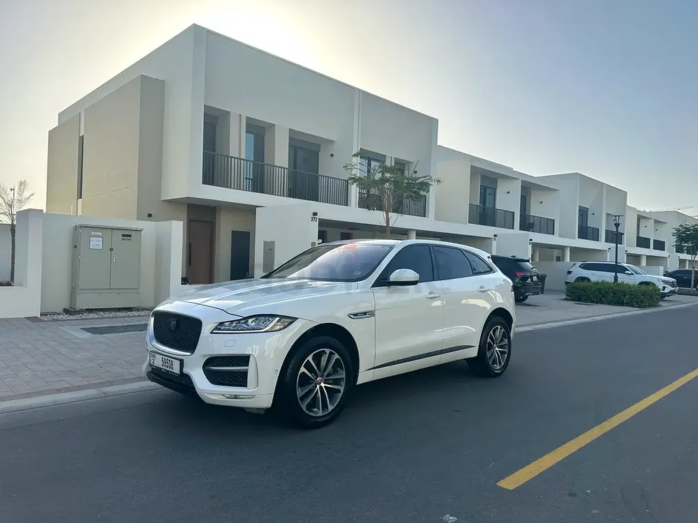 Jaguar F-Pace R-Sport 2019 | GCC Specs | Pristine Condition - Image 6