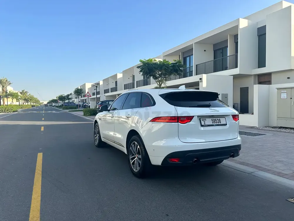 Jaguar F-Pace R-Sport 2019 | GCC Specs | Pristine Condition - Image 7