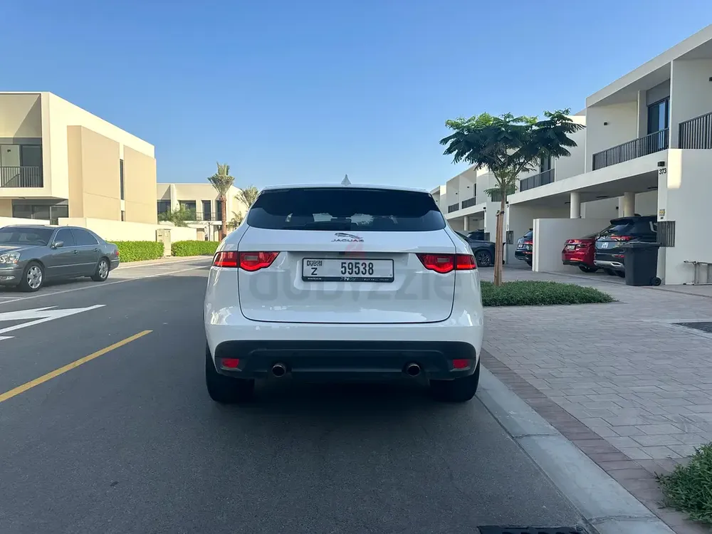 Jaguar F-Pace R-Sport 2019 | GCC Specs | Pristine Condition - Image 8