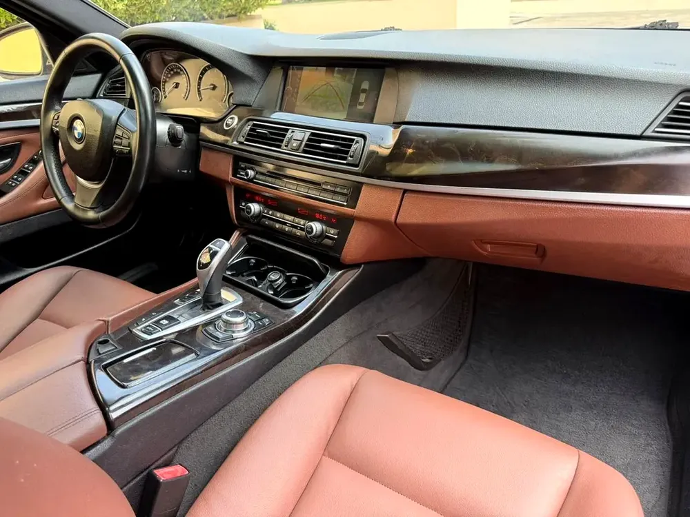 BMW 5-Series 530i Luxury Line ••  GCC Specs •• WELL MAINTAINED •• LOW MILEAGE - Image 13
