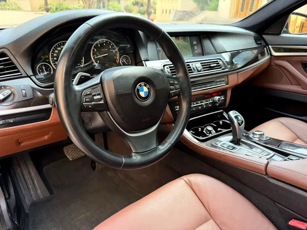 BMW 5-Series 530i Luxury Line ••  GCC Specs •• WELL MAINTAINED •• LOW MILEAGE - Image 14