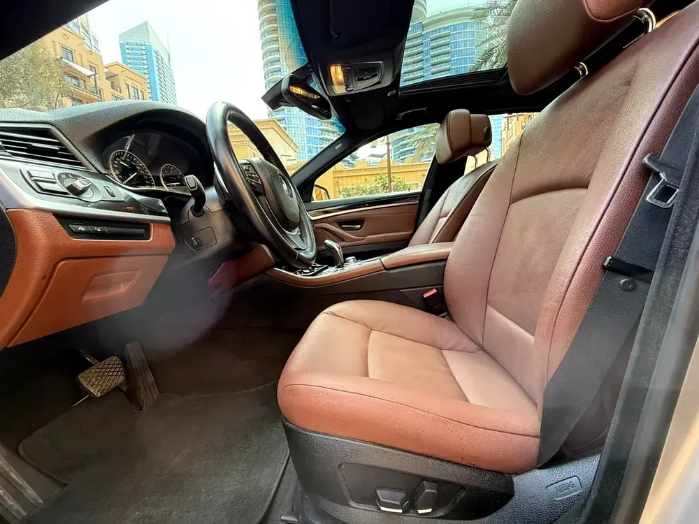 BMW 5-Series 530i Luxury Line ••  GCC Specs •• WELL MAINTAINED •• LOW MILEAGE - Image 15