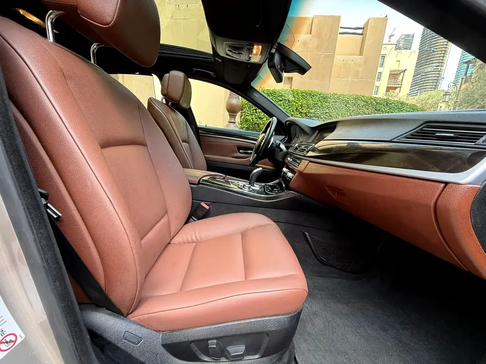 BMW 5-Series 530i Luxury Line ••  GCC Specs •• WELL MAINTAINED •• LOW MILEAGE - Image 16