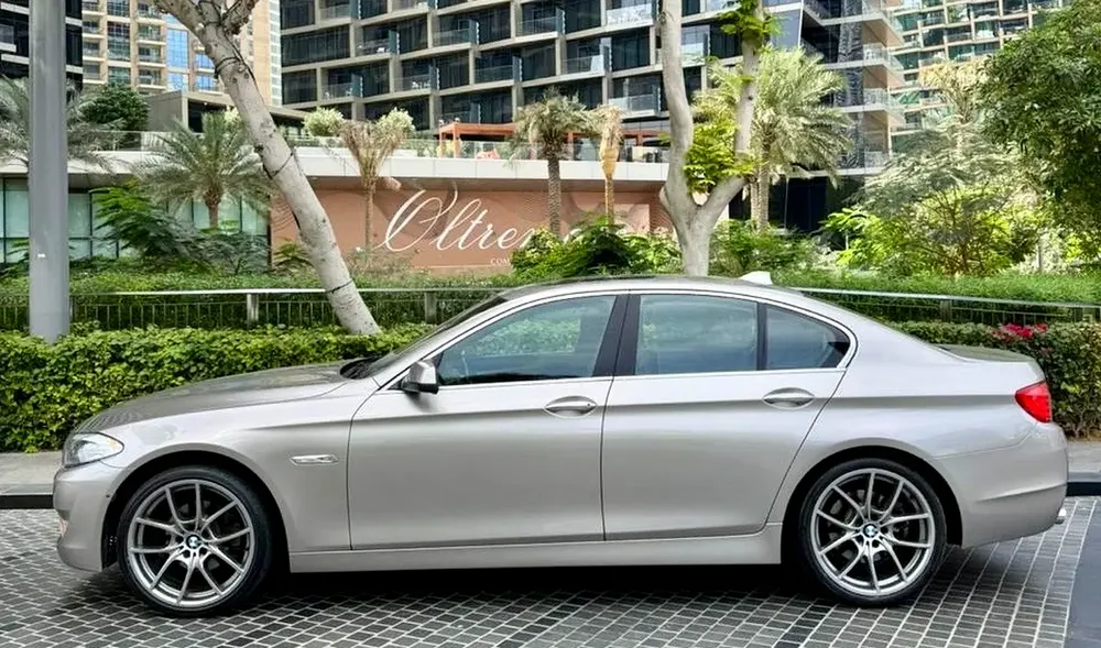 BMW 5-Series 530i Luxury Line ••  GCC Specs •• WELL MAINTAINED •• LOW MILEAGE - Image 4