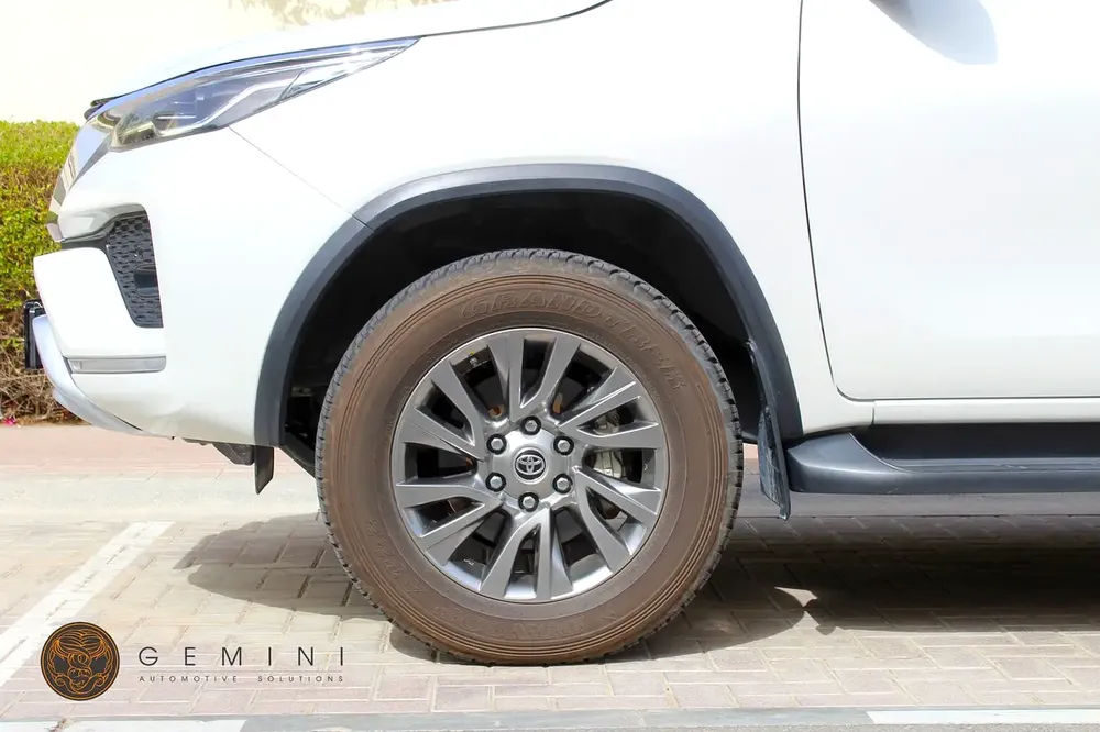 Toyota Fortuner 4.0 V6 VXR 2023 GCC Spec w/ WARRANTY - Image 9