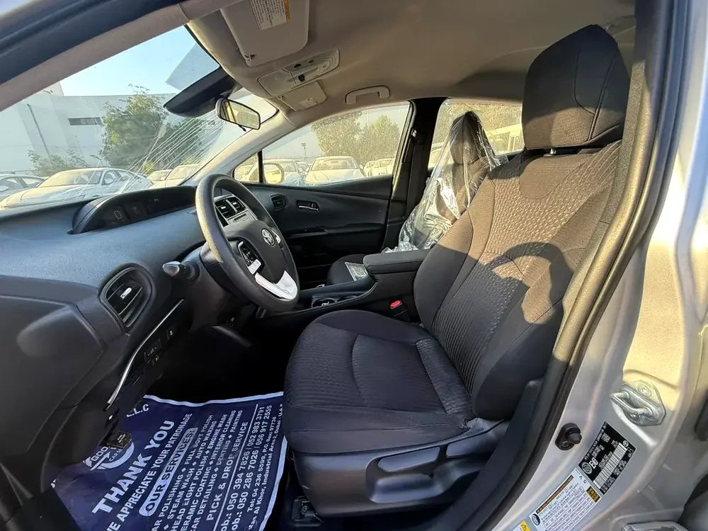 2017 Toyota Prius Eco - Canadian Specs - Excellent Fuel Efficiency - Image 7