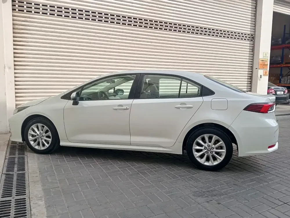 Toyota corolla 2.0 mid 2021 gcc accident free single owner - Image 8