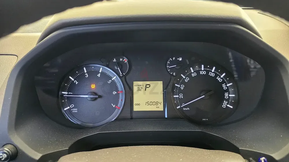 Toyota Prado GXR 4.0 V6 2019 GCC | Full Option | 7 Seater | Japan | 150,000 KM - Image 8