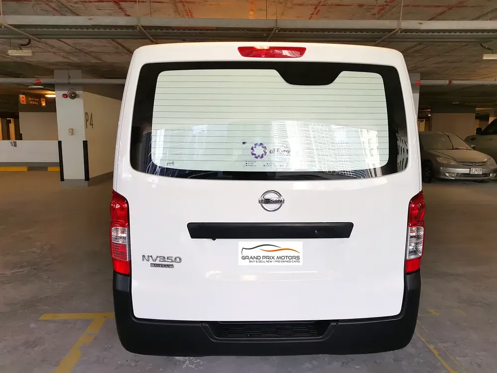 Nissan Urvan NV350 3Seater V4 2.5 Chiller Van 2022 Model GCC Specs In Perfect Condition - Image 8