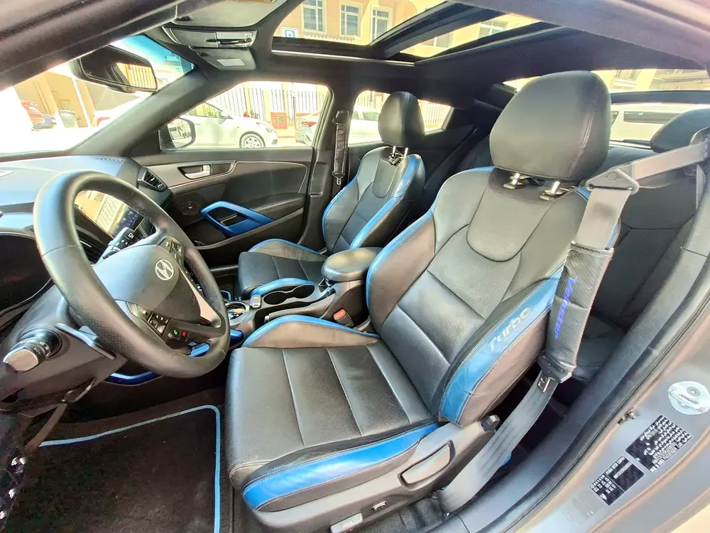 Lady Driven Veloster 1.6 Turbo 2017, GCC Top Option, Original Paint, Service History, Well Maintaine - Image 12
