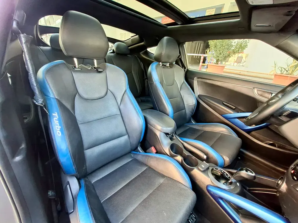 Lady Driven Veloster 1.6 Turbo 2017, GCC Top Option, Original Paint, Service History, Well Maintaine - Image 13