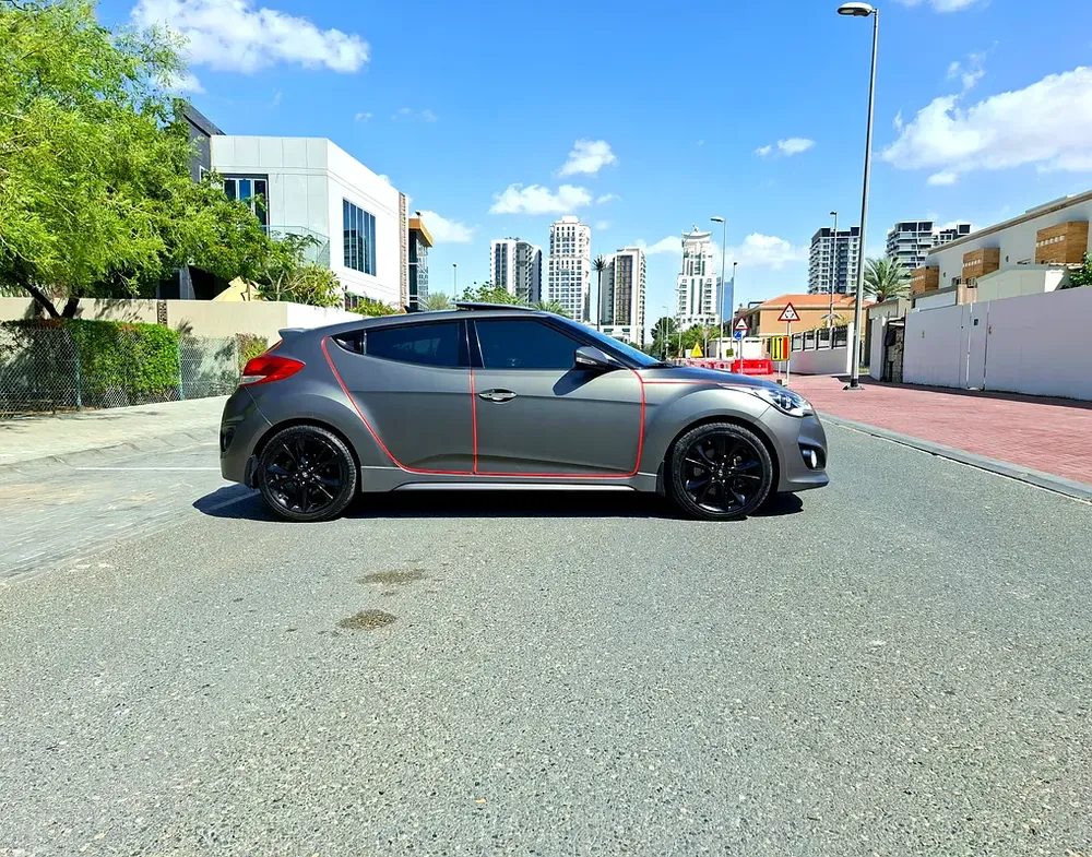 Lady Driven Veloster 1.6 Turbo 2017, GCC Top Option, Original Paint, Service History, Well Maintaine - Image 4