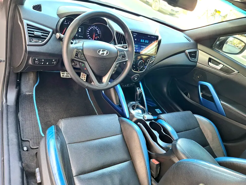 Lady Driven Veloster 1.6 Turbo 2017, GCC Top Option, Original Paint, Service History, Well Maintaine - Image 8