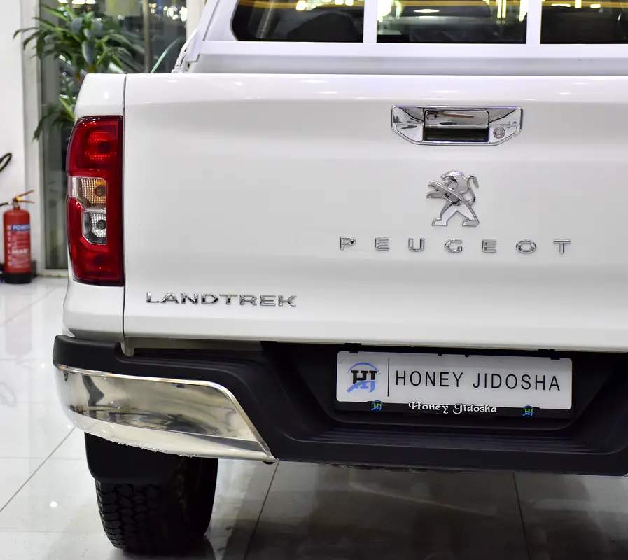 DIESEL ( ديزل ) Peugeot Landtrek 4WD ( 2023 Model ) in White Color GCC Specs - Image 8
