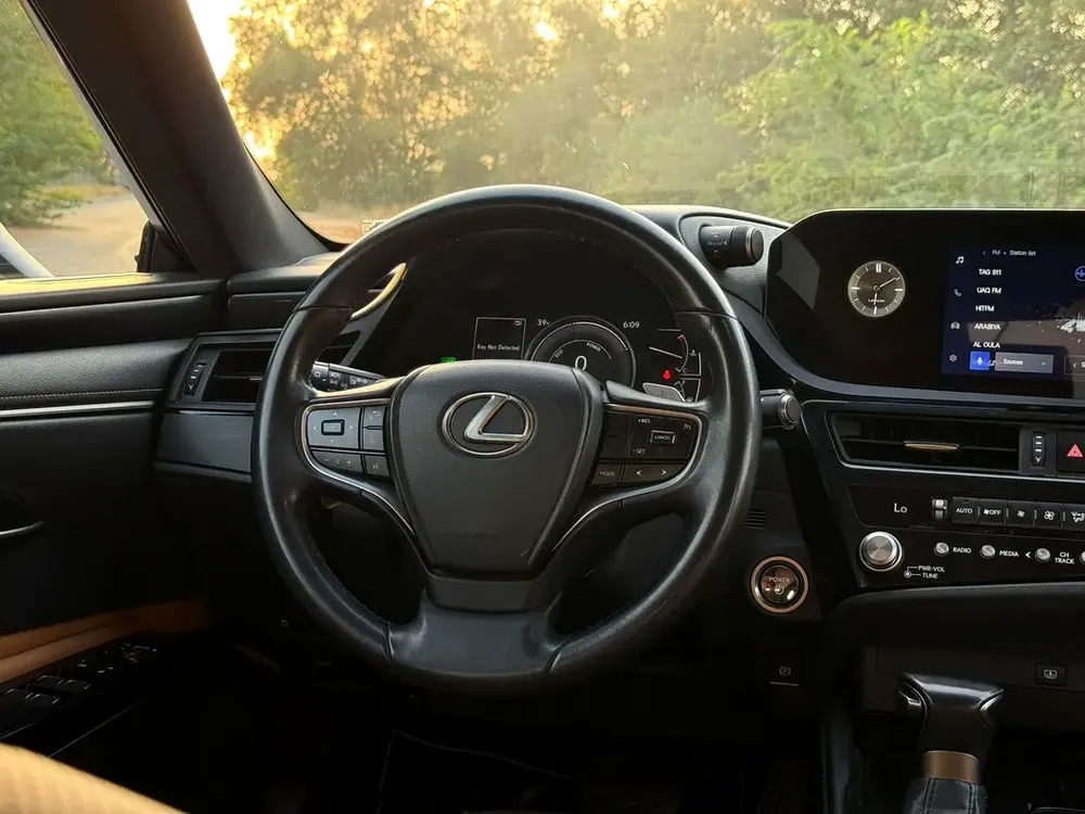 Lexus ES300h 2023 | GCC Specs - Image 10