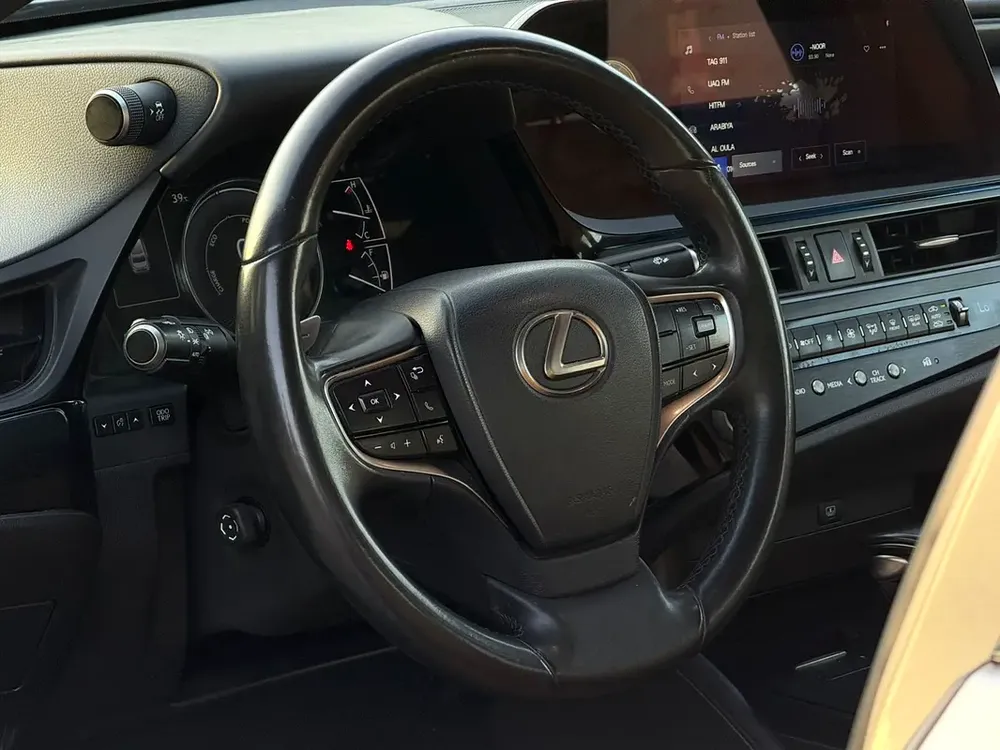 Lexus ES300h 2023 | GCC Specs - Image 11