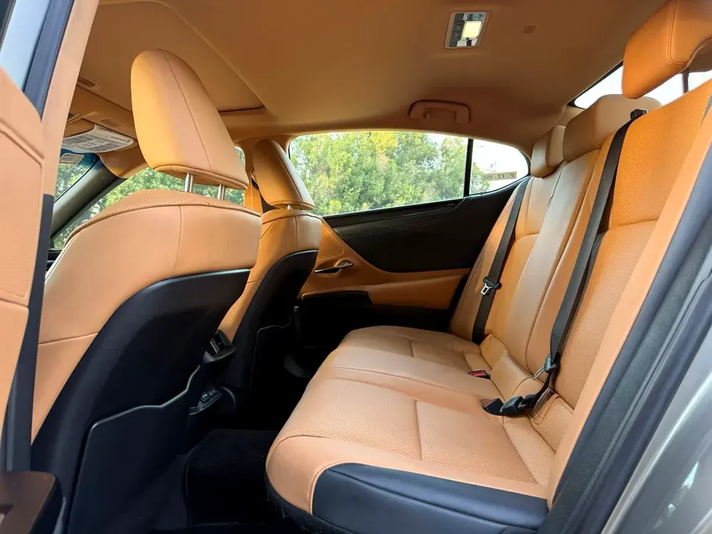 Lexus ES300h 2023 | GCC Specs - Image 12