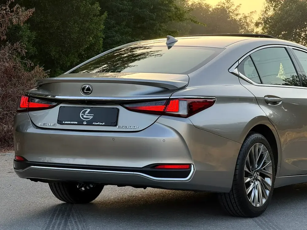 Lexus ES300h 2023 | GCC Specs - Image 4