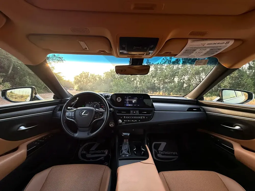 Lexus ES300h 2023 | GCC Specs - Image 7