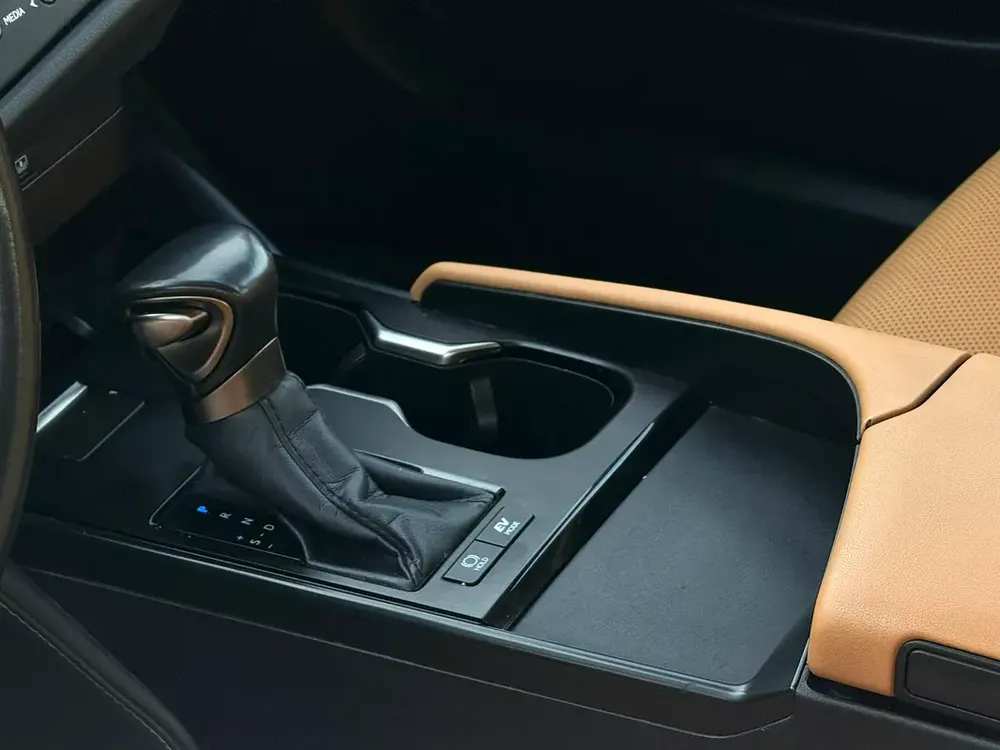 Lexus ES300h 2023 | GCC Specs - Image 8