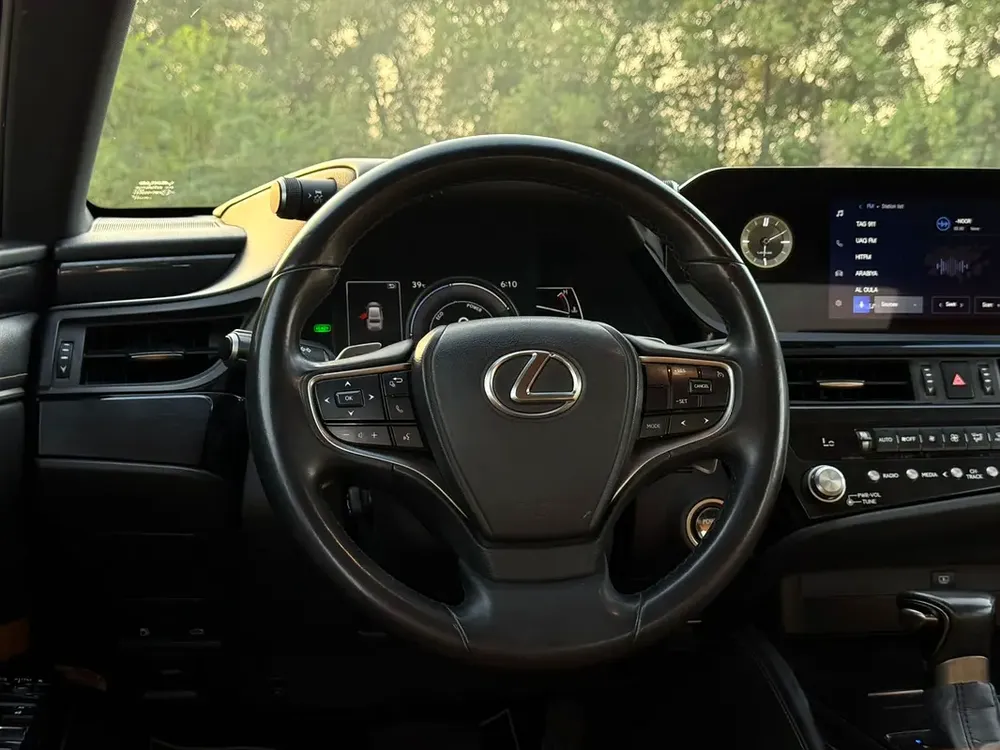 Lexus ES300h 2023 | GCC Specs - Image 9