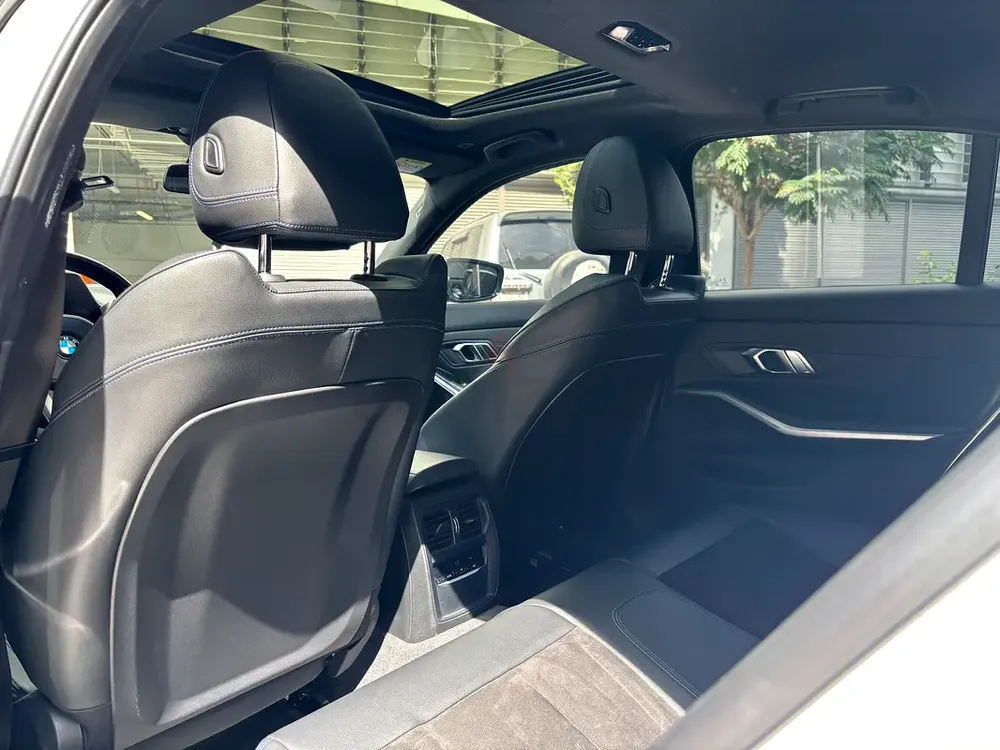 BMW 3-Series 320i 2020 GCC Specs - M-Sport Package - Immaculate Condition - Image 17