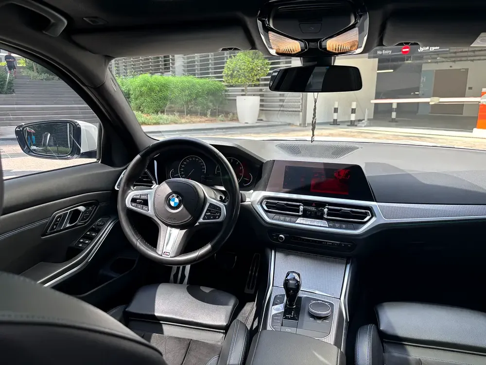 BMW 3-Series 320i 2020 GCC Specs - M-Sport Package - Immaculate Condition - Image 9