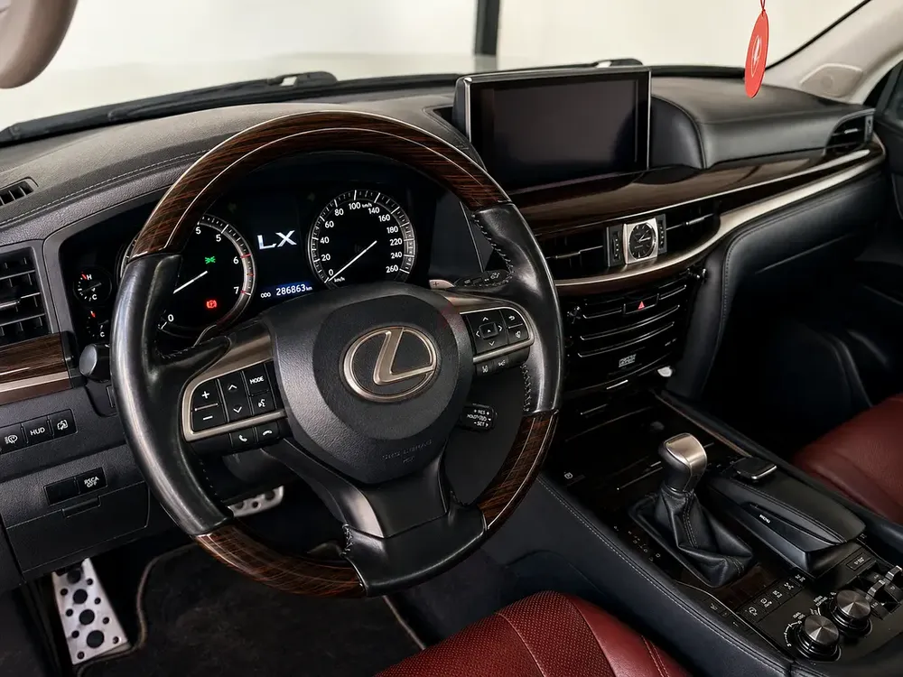 Lexus LX 570 Signature 2018 | GCC Specs | Pristine Condition - Image 6