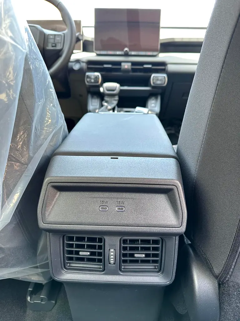 Toyota RAV4 XLE 2.5L 2026 GCC Black (Export Only) - Image 18