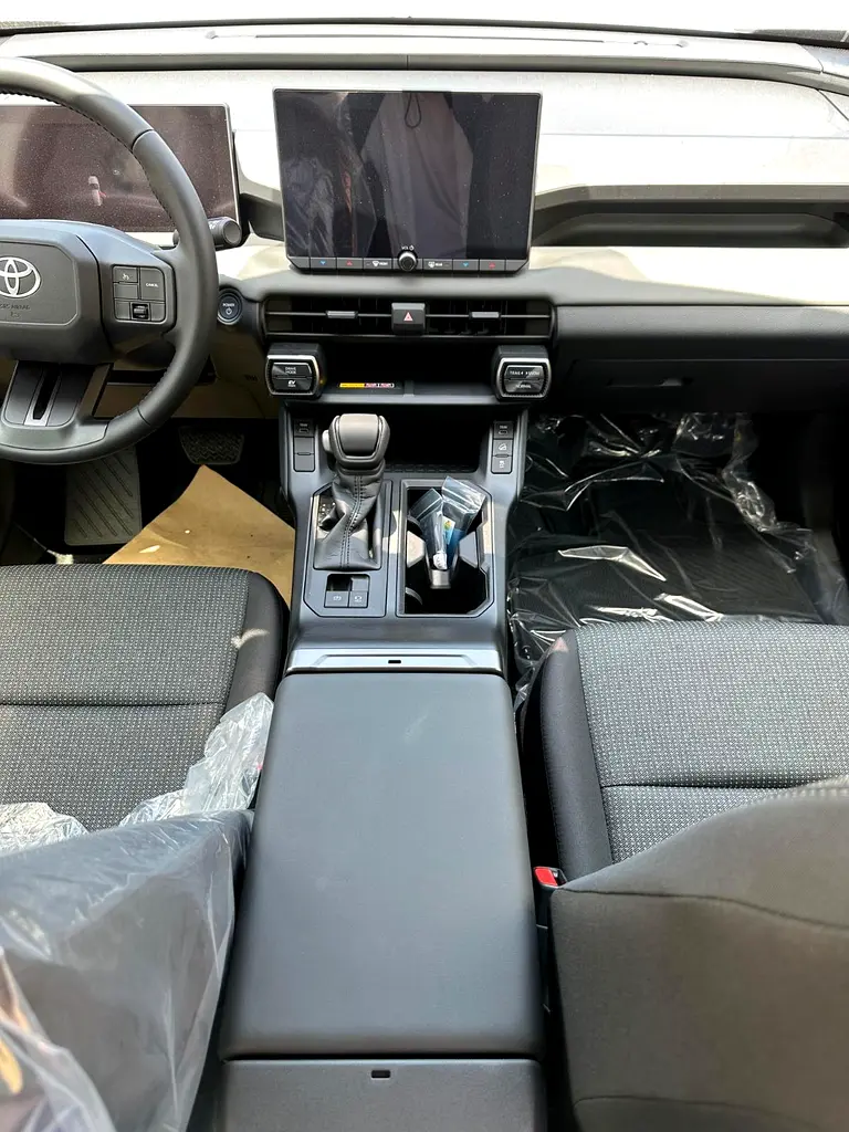 Toyota RAV4 XLE 2.5L 2026 GCC Black (Export Only) - Image 20