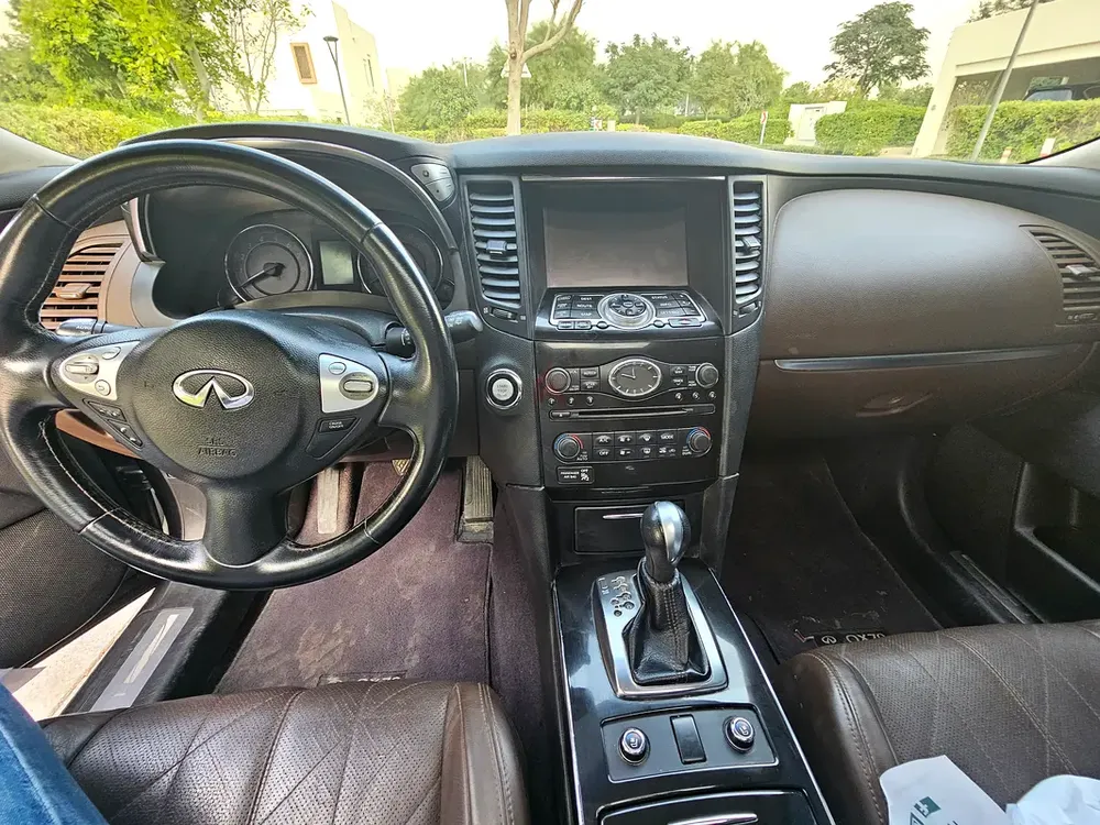 Infiniti QX70 Luxury Plus 2019 GCC Specs low mileage , service history - Image 7