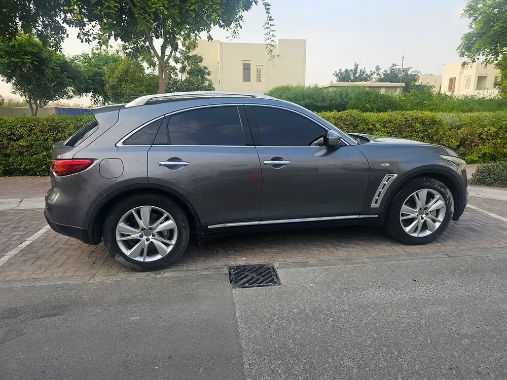 Infiniti QX70 Luxury Plus 2019 GCC Specs low mileage , service history - Image 9