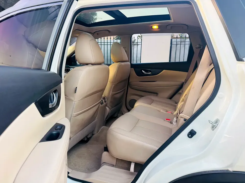 2017 Nissan X-Trail SL | GCC Specs | Full Service History | Panoramic Roof | Well Maintained - Image 11