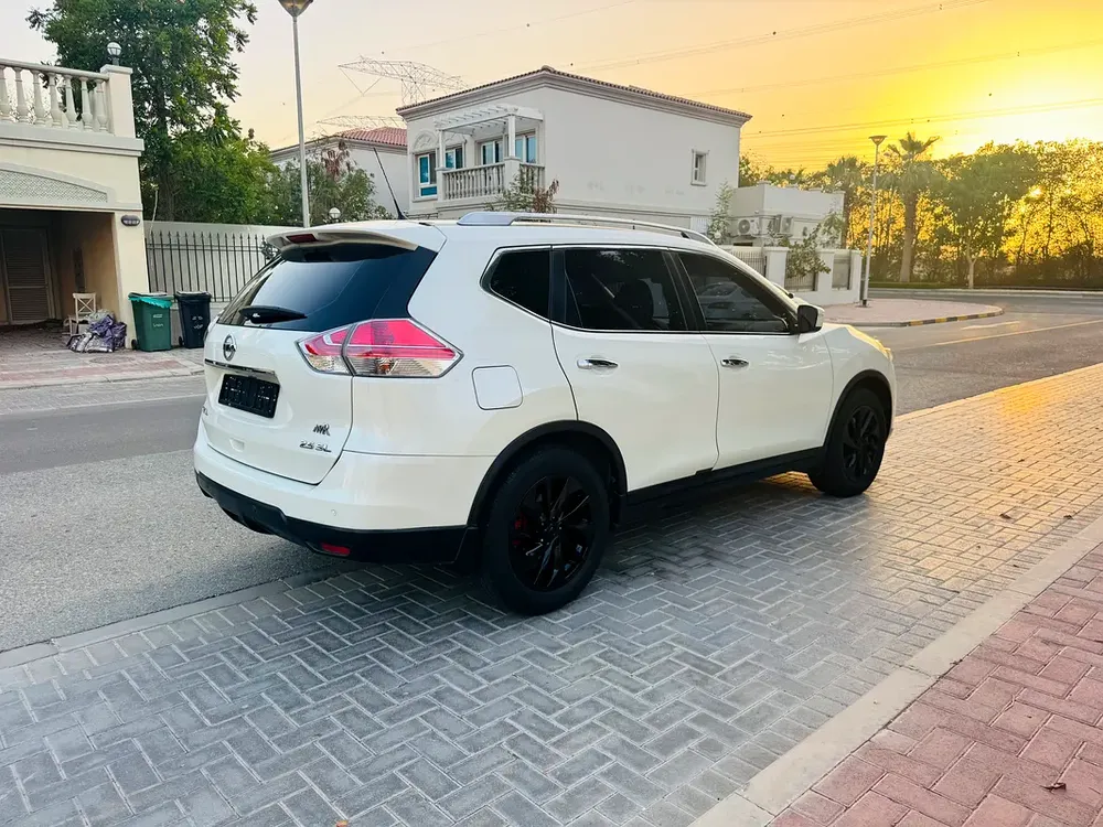 2017 Nissan X-Trail SL | GCC Specs | Full Service History | Panoramic Roof | Well Maintained - Image 4