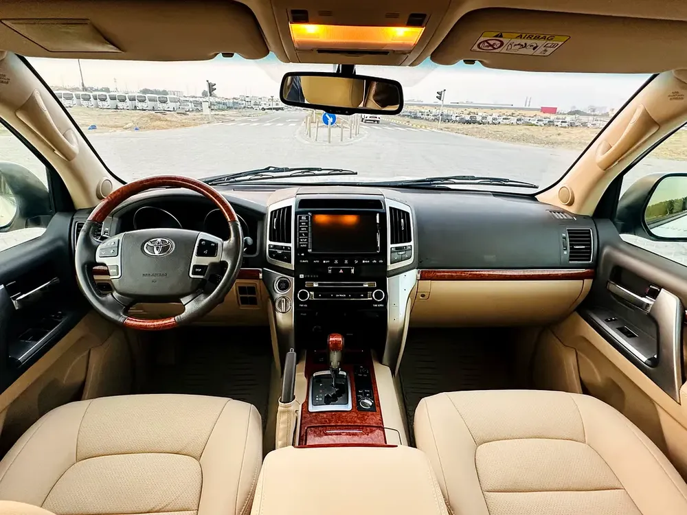 TOYOTA CRUISER GXR 5.7 MODEL 2014 GCC CAR PERFECT CONDITION INSIDE AND OUTSIDE FULL OPTION SUN ROOF - Image 10