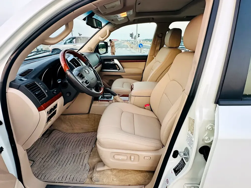 TOYOTA CRUISER GXR 5.7 MODEL 2014 GCC CAR PERFECT CONDITION INSIDE AND OUTSIDE FULL OPTION SUN ROOF - Image 11