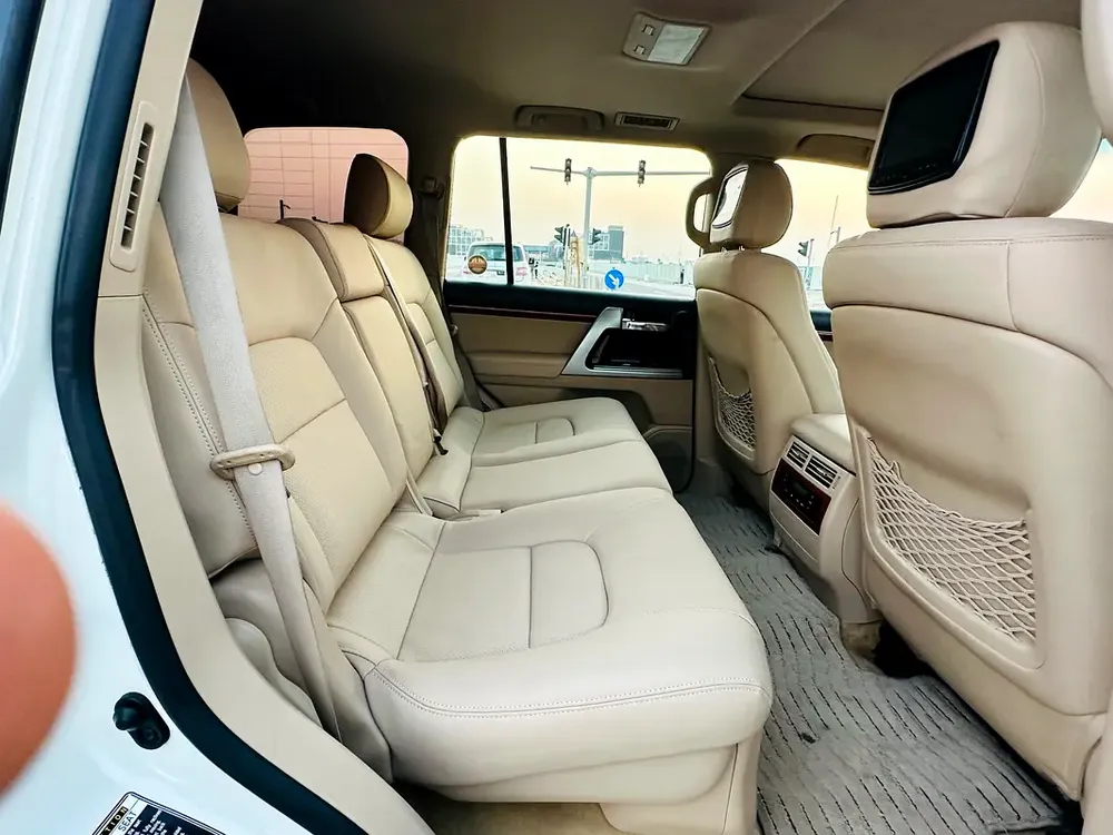 TOYOTA CRUISER GXR 5.7 MODEL 2014 GCC CAR PERFECT CONDITION INSIDE AND OUTSIDE FULL OPTION SUN ROOF - Image 12
