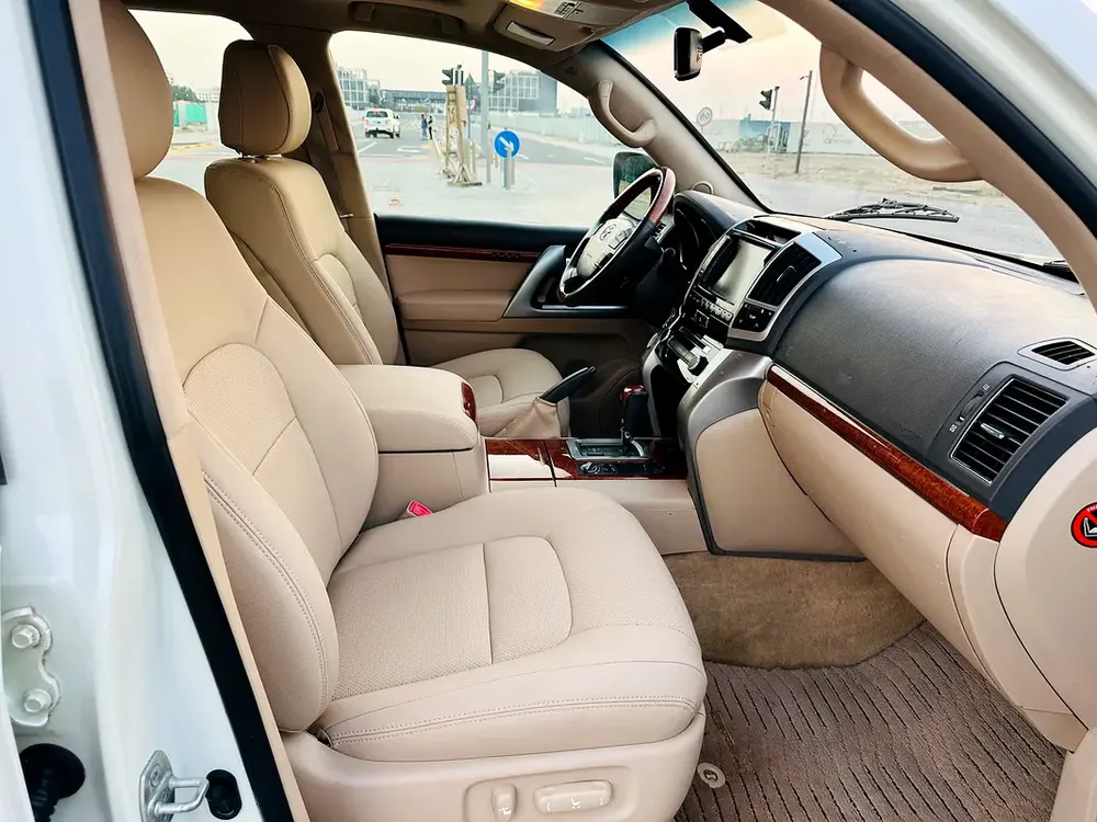 TOYOTA CRUISER GXR 5.7 MODEL 2014 GCC CAR PERFECT CONDITION INSIDE AND OUTSIDE FULL OPTION SUN ROOF - Image 13