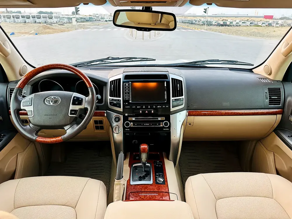 TOYOTA CRUISER GXR 5.7 MODEL 2014 GCC CAR PERFECT CONDITION INSIDE AND OUTSIDE FULL OPTION SUN ROOF - Image 14