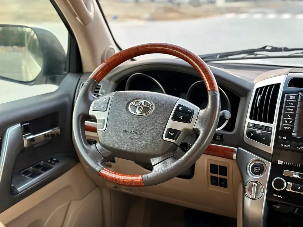 TOYOTA CRUISER GXR 5.7 MODEL 2014 GCC CAR PERFECT CONDITION INSIDE AND OUTSIDE FULL OPTION SUN ROOF - Image 16