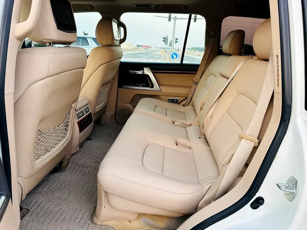 TOYOTA CRUISER GXR 5.7 MODEL 2014 GCC CAR PERFECT CONDITION INSIDE AND OUTSIDE FULL OPTION SUN ROOF - Image 17